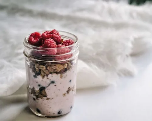 Overnight Oats with Berries and Greek Yogurt